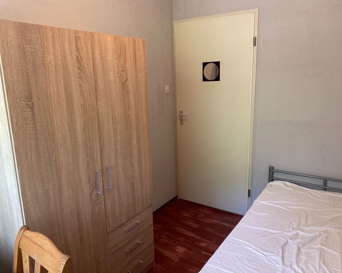 Image accompanying room listing