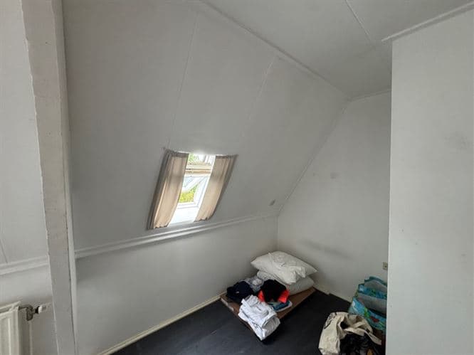 Image accompanying room listing
