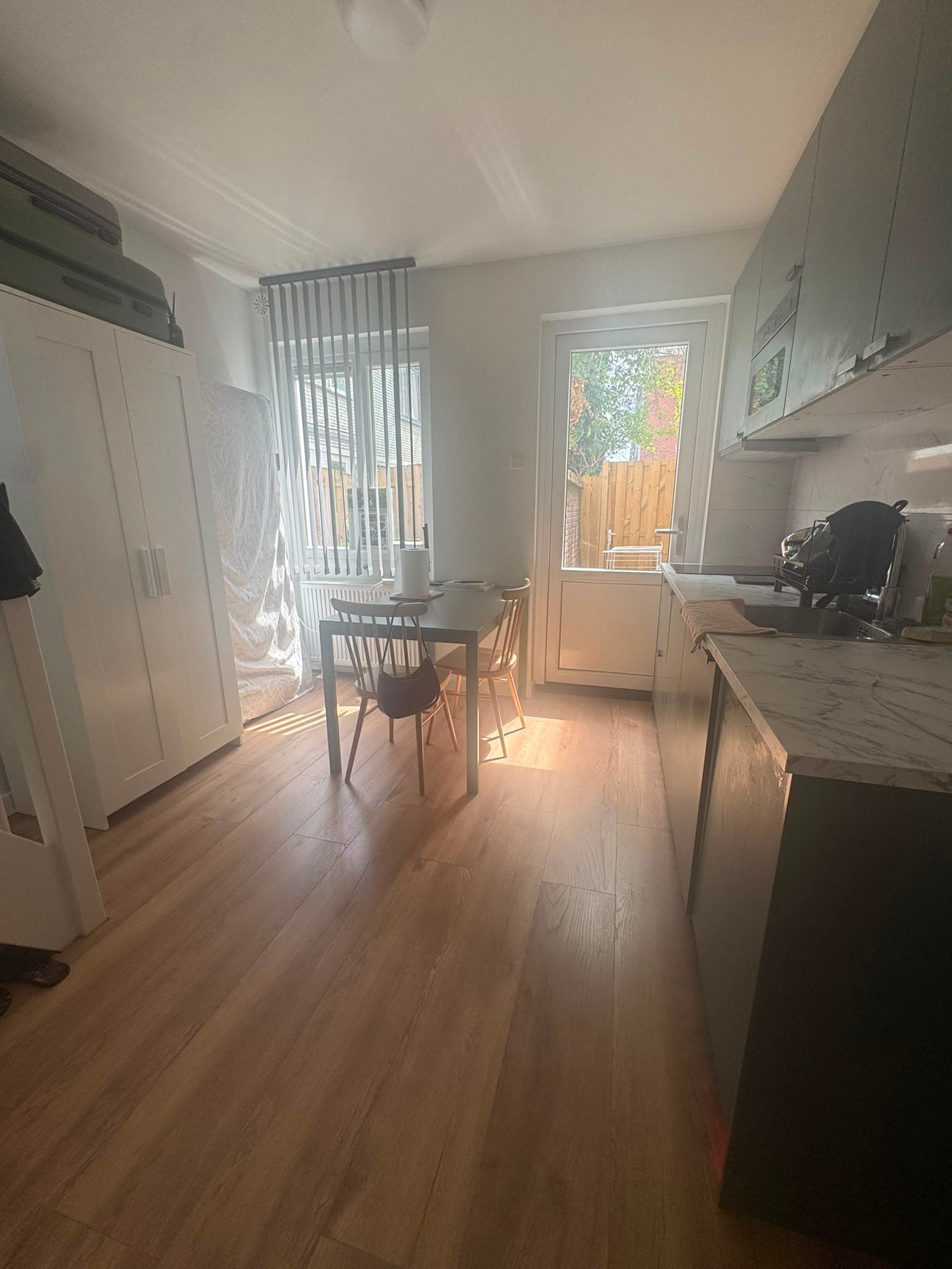 Image accompanying room listing