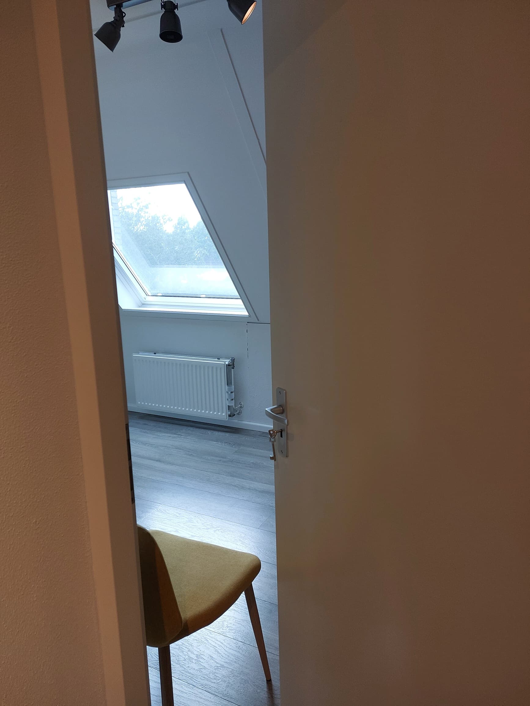 Image accompanying room listing