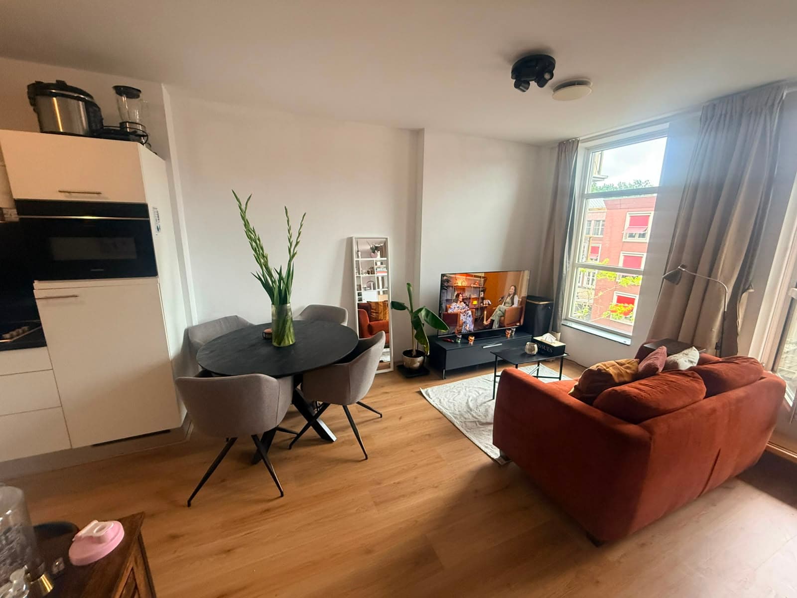 Image accompanying room listing