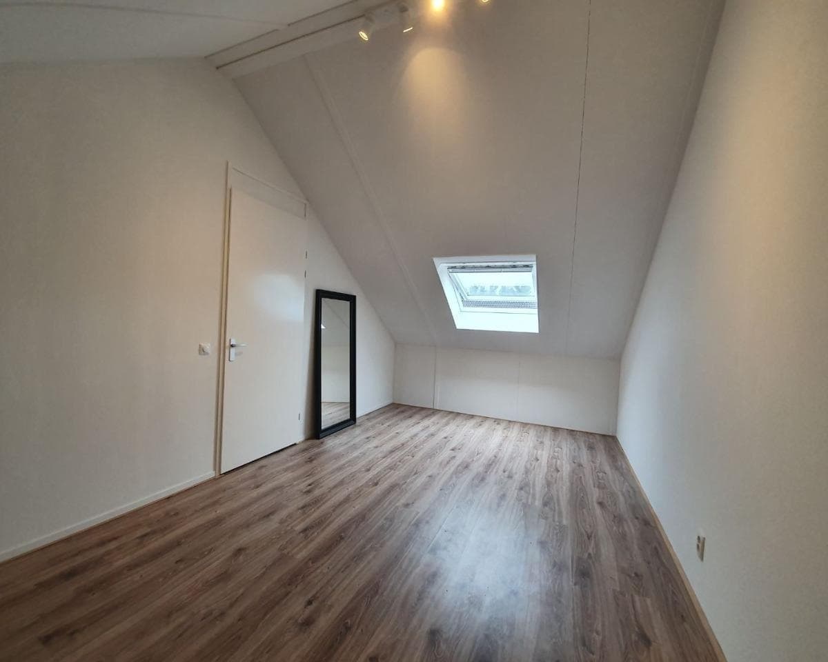 Image accompanying room listing