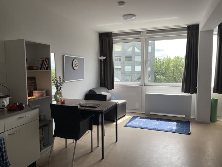 Image accompanying room listing