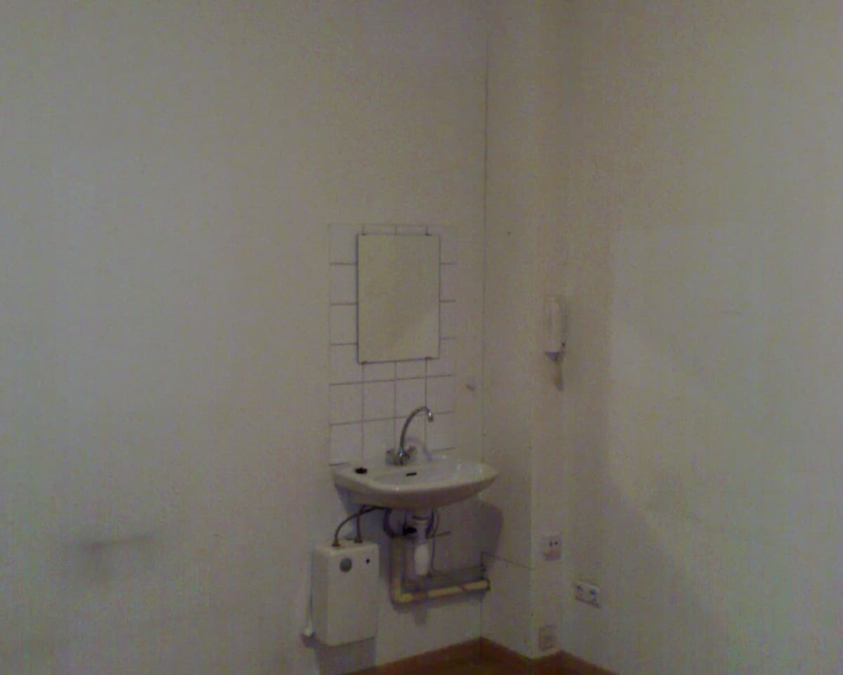 Image accompanying room listing