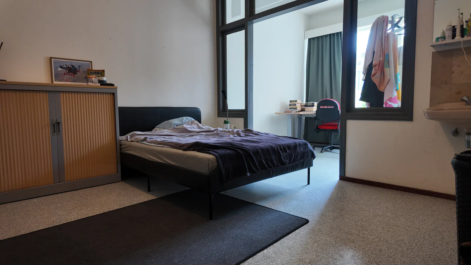 Image accompanying room listing