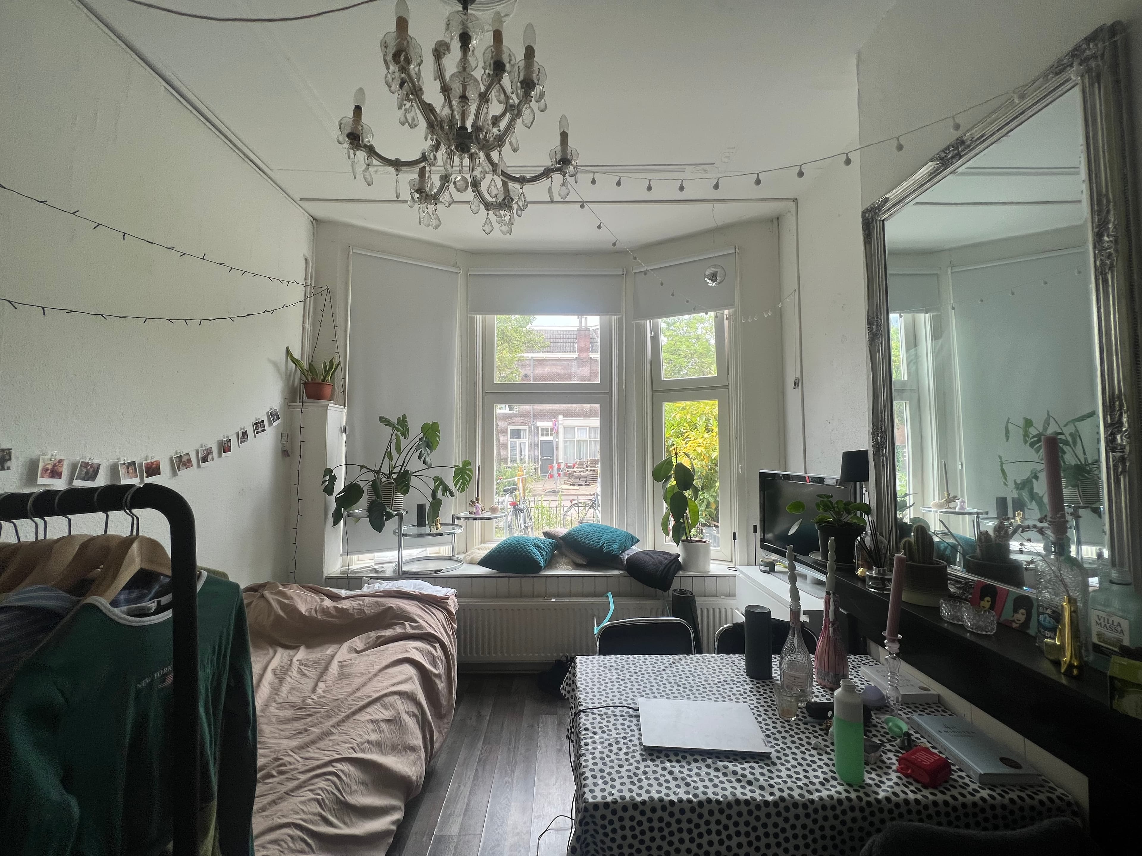 Image accompanying room listing