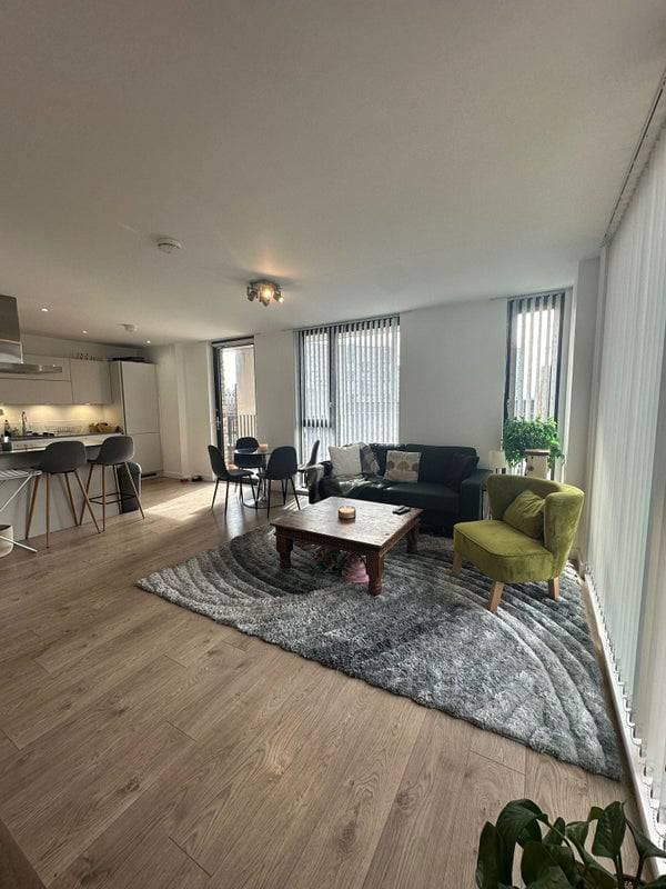 Image accompanying room listing