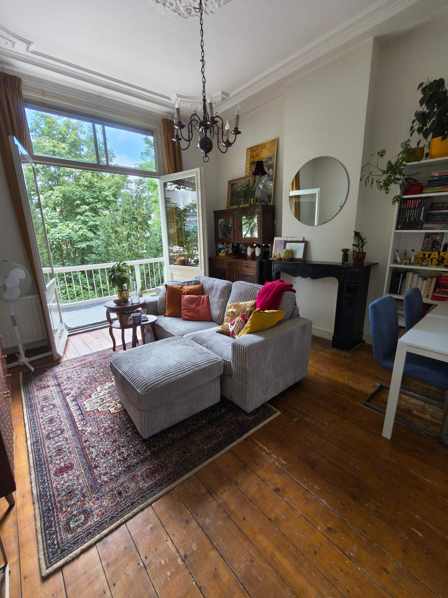 Image accompanying room listing