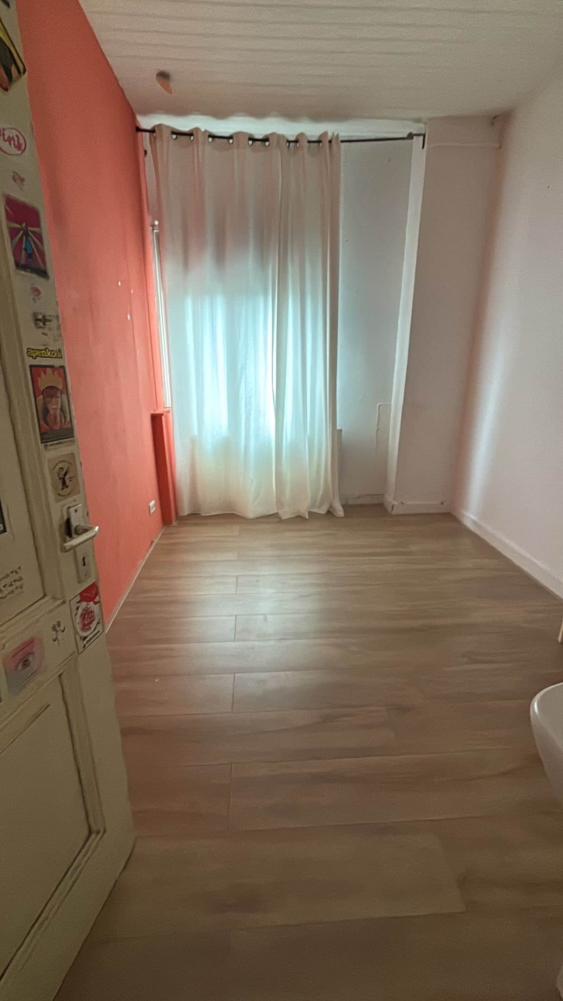Image accompanying room listing