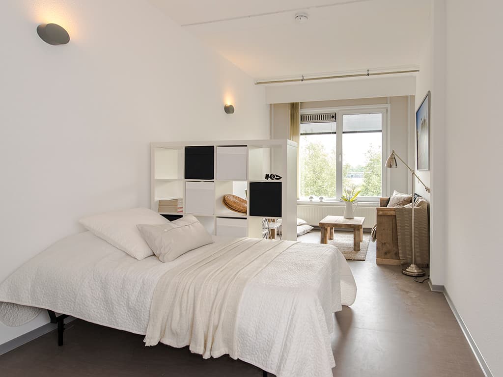 Image accompanying room listing