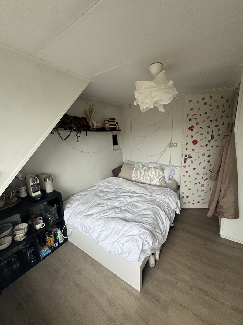 Image accompanying room listing