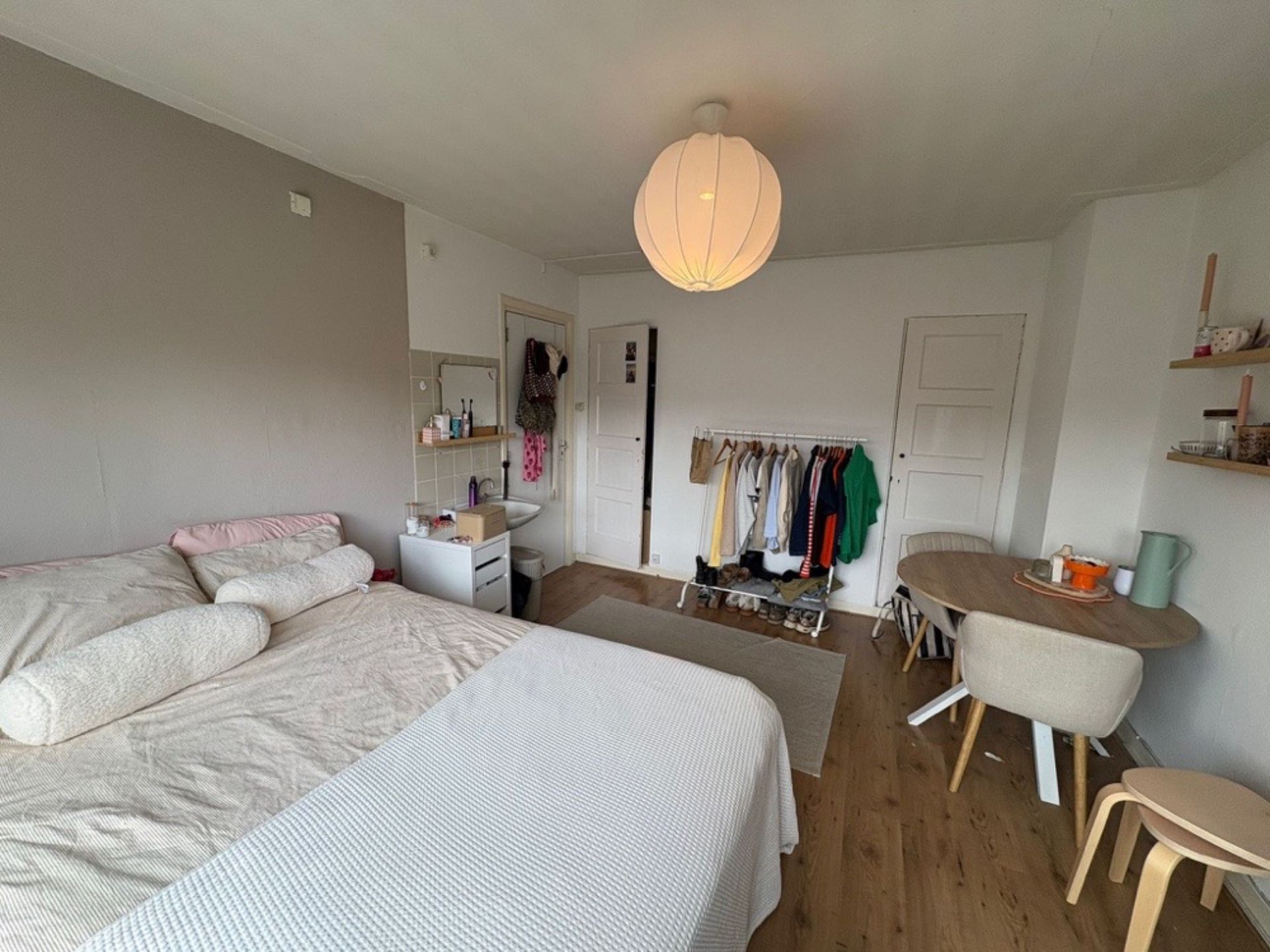 Image accompanying room listing