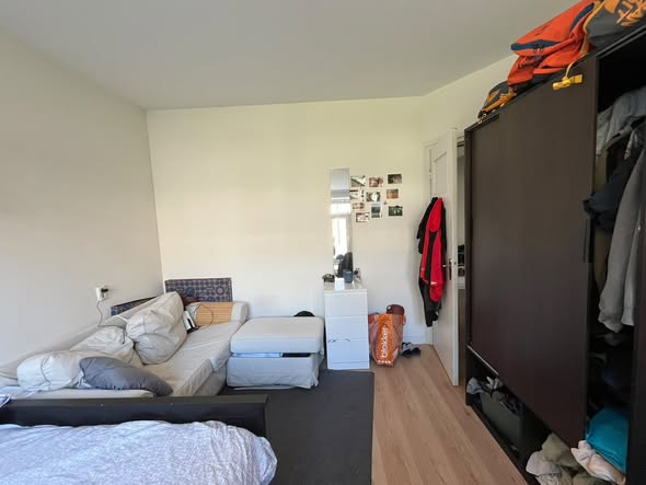 Image accompanying room listing