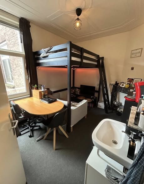 Image accompanying room listing
