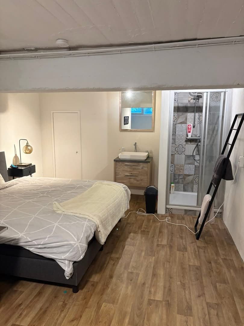 Image accompanying room listing