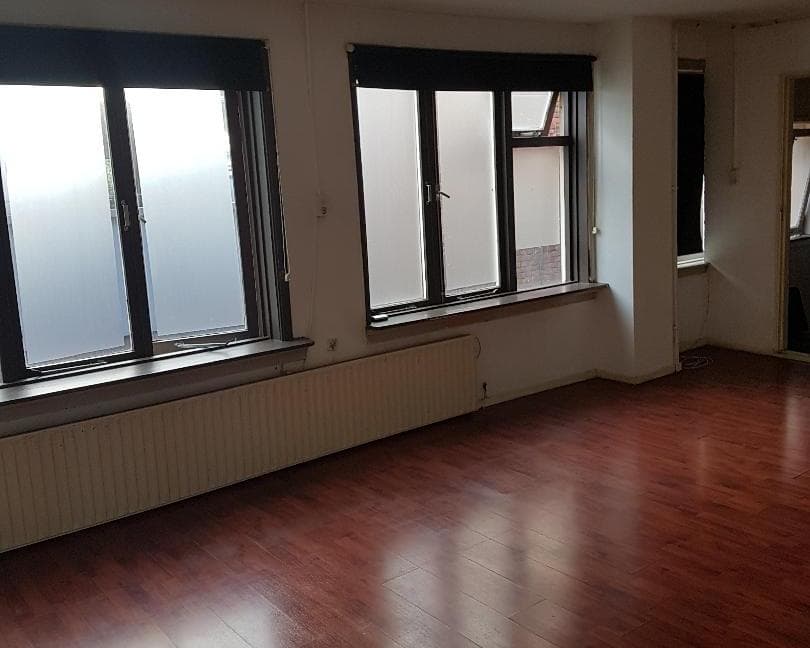 Image accompanying room listing