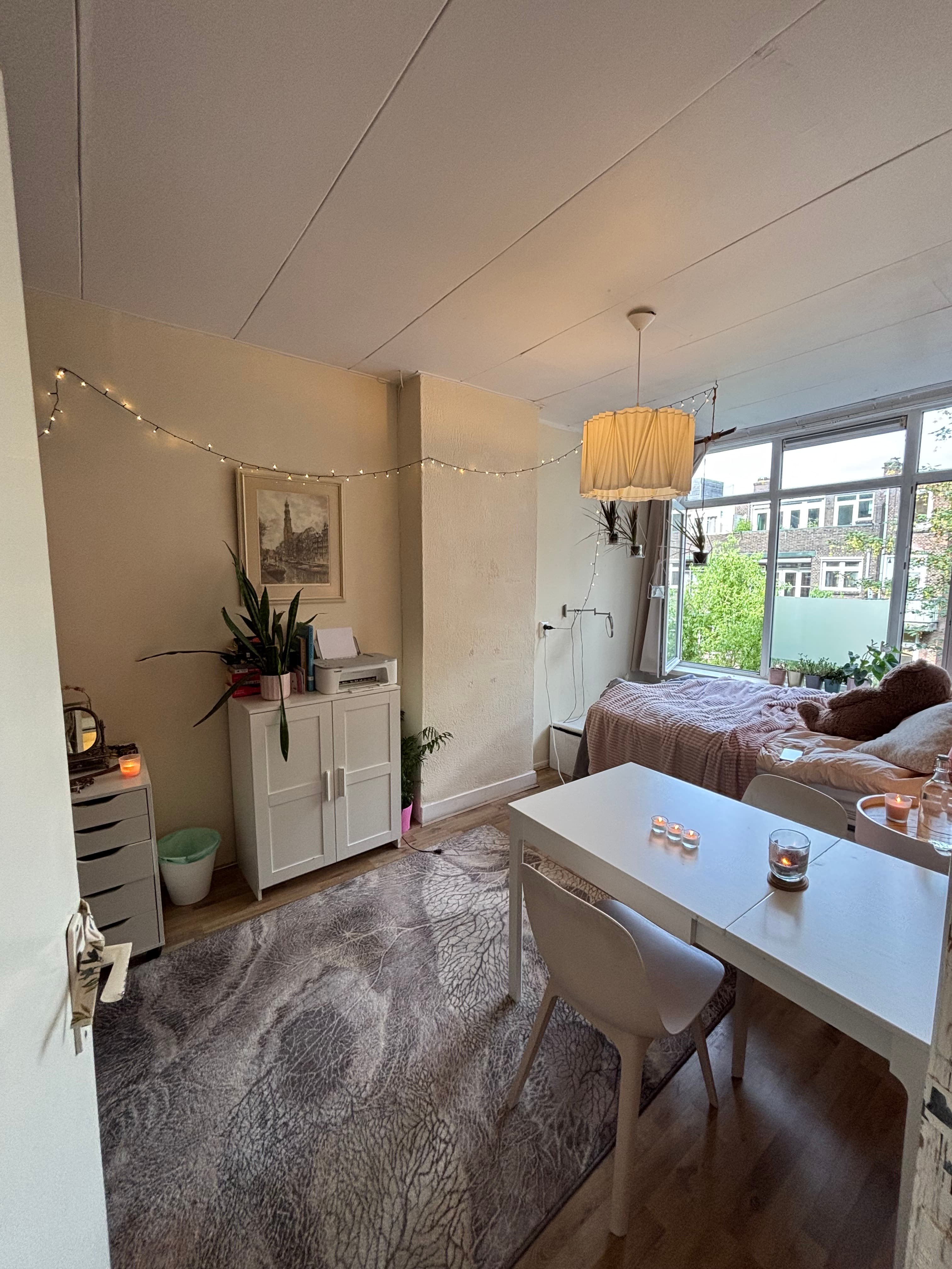 Image accompanying room listing