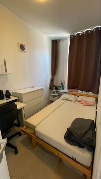 Image accompanying room listing