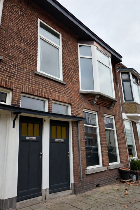 Image accompanying room listing