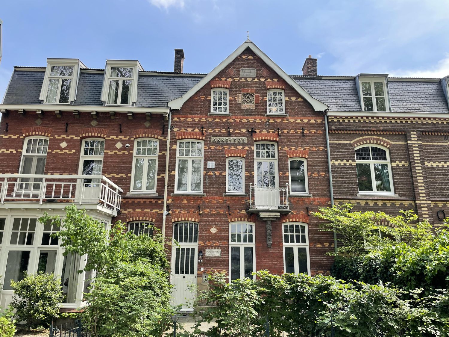 Image accompanying room listing