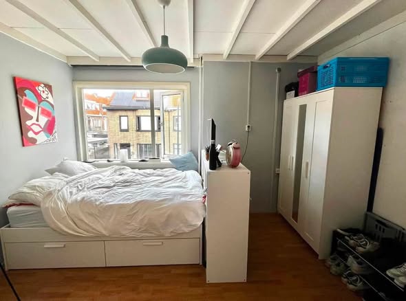 Image accompanying room listing