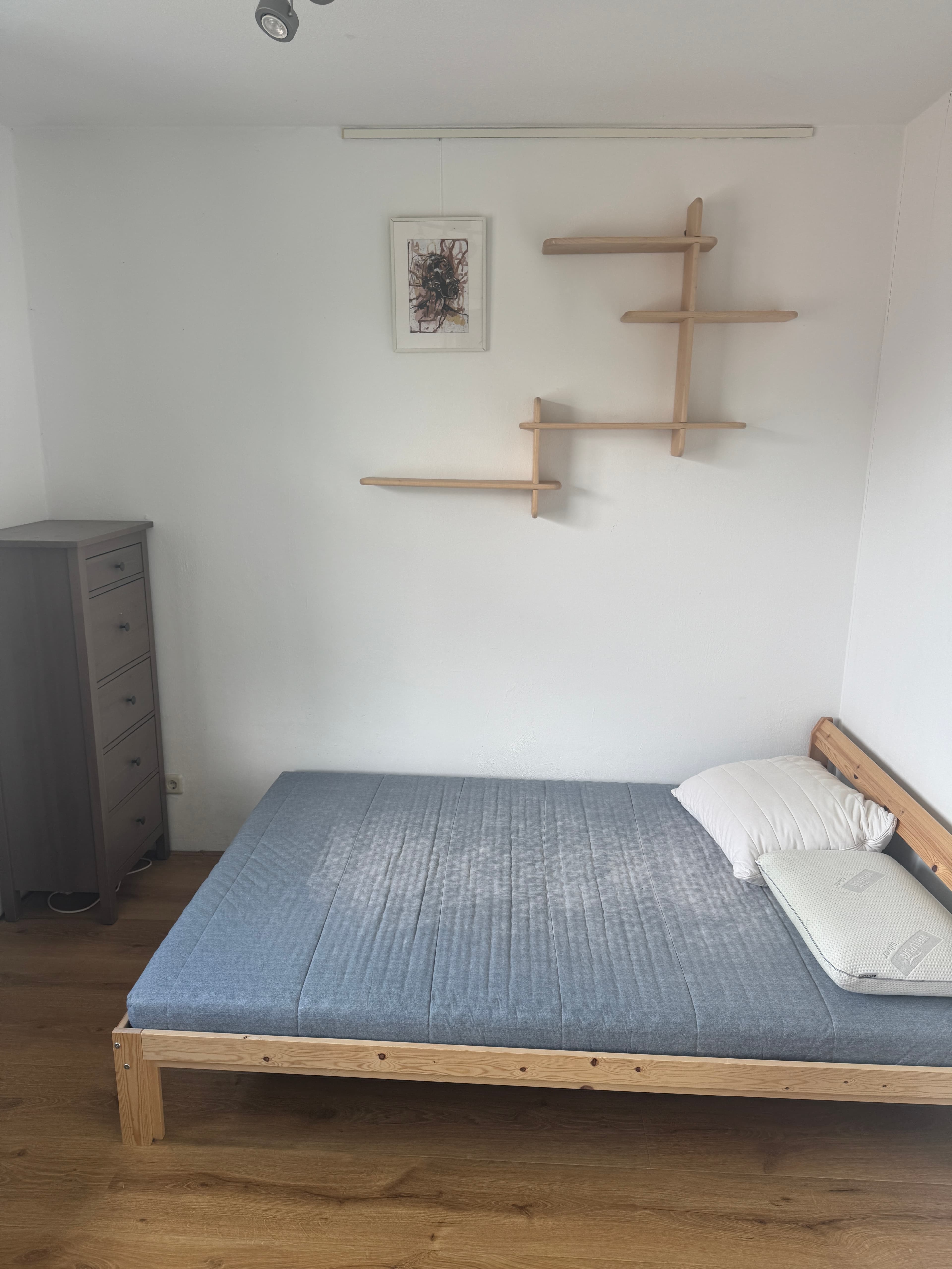 Image accompanying room listing
