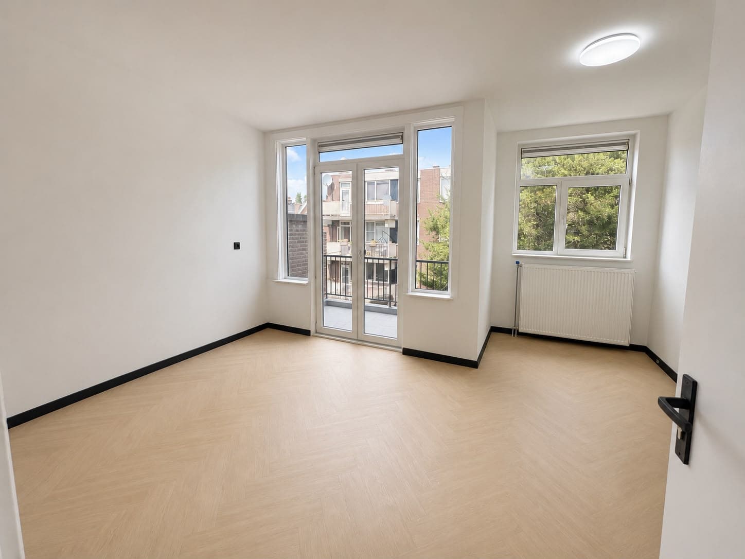 Image accompanying room listing