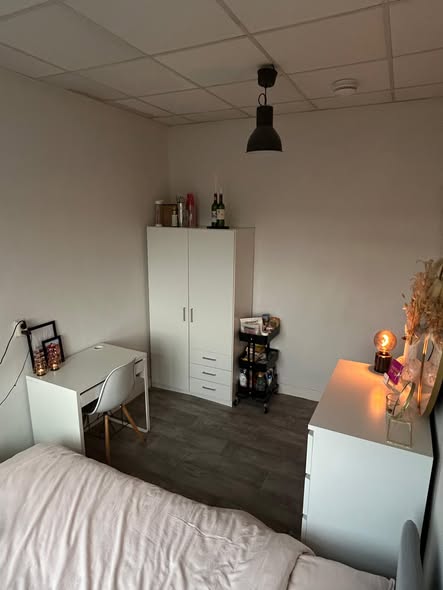 Image accompanying room listing