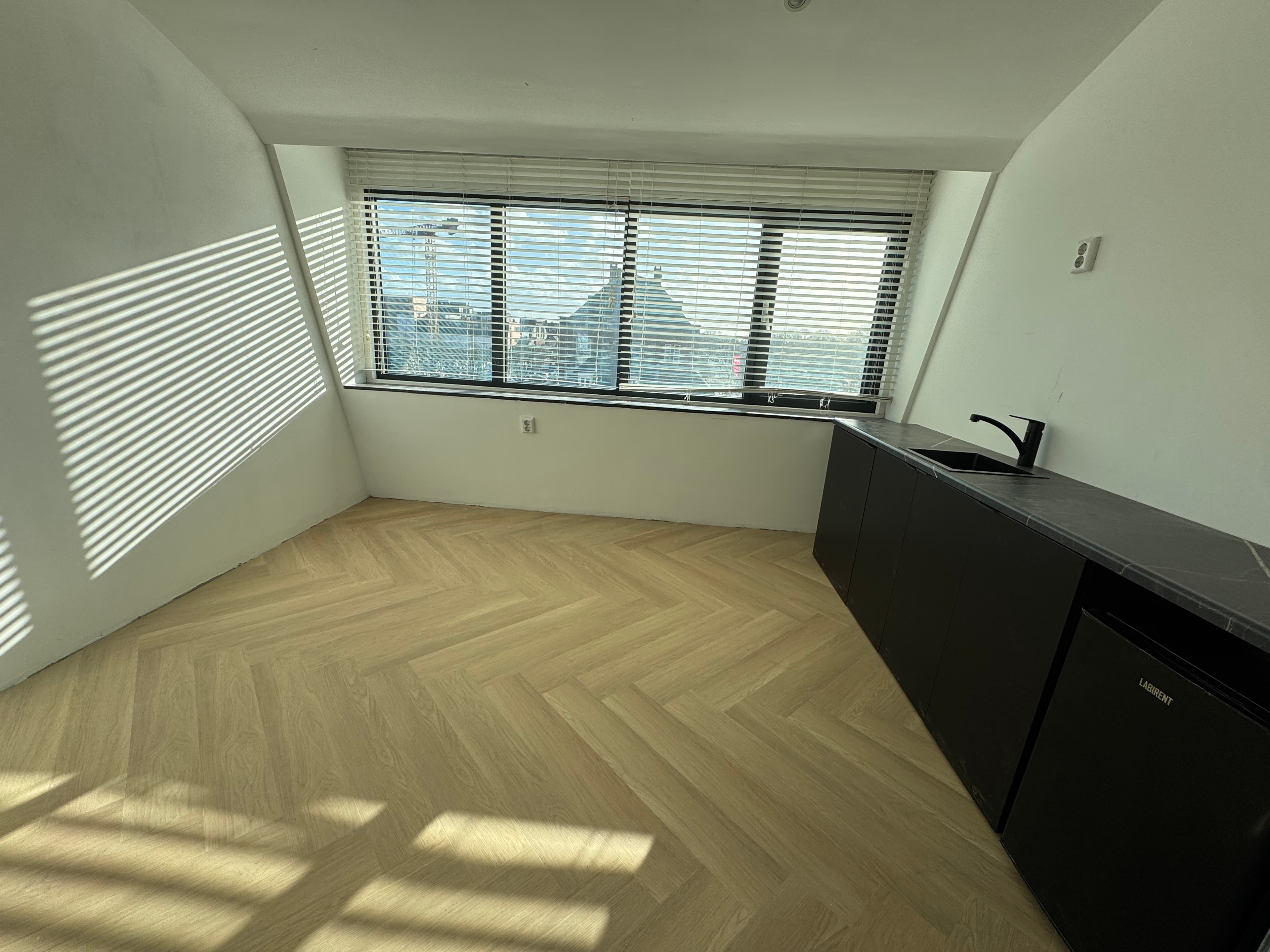 Image accompanying room listing
