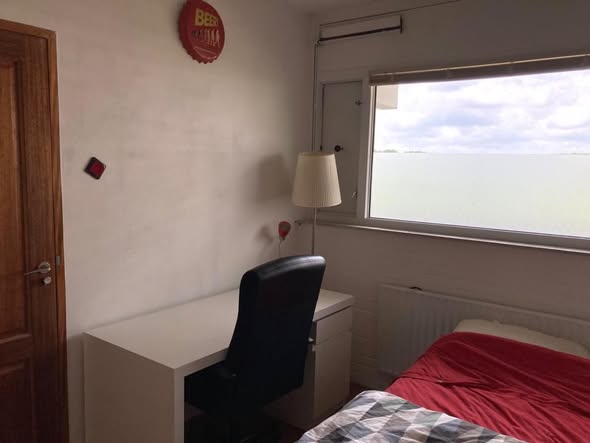 Image accompanying room listing
