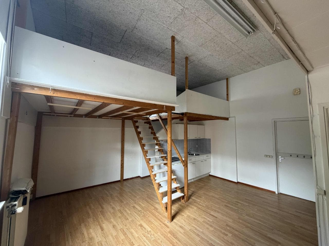 Image accompanying room listing