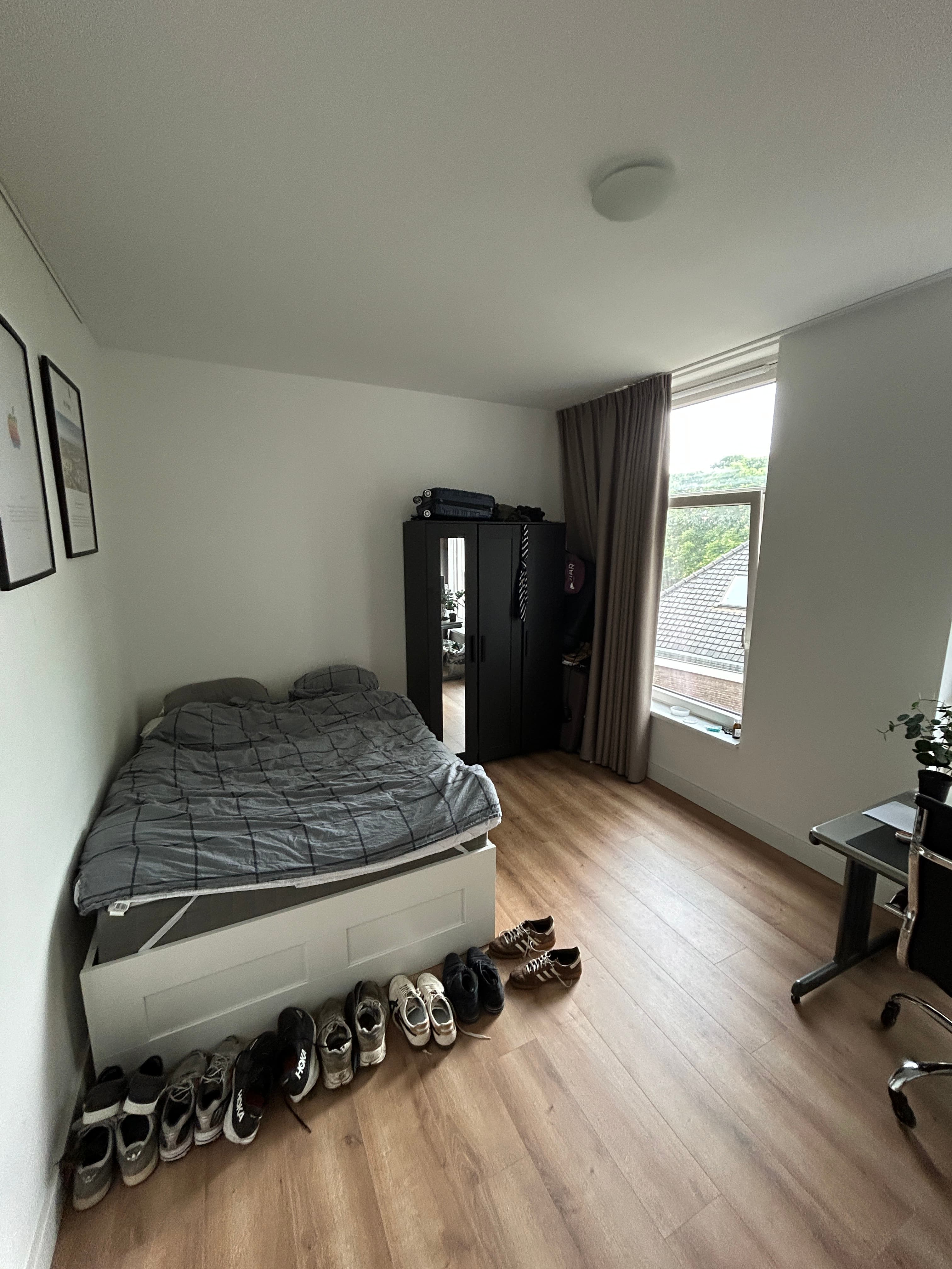 Image accompanying room listing