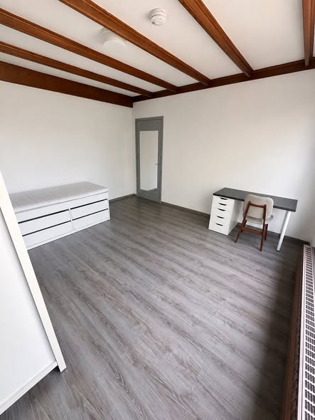 Image accompanying room listing