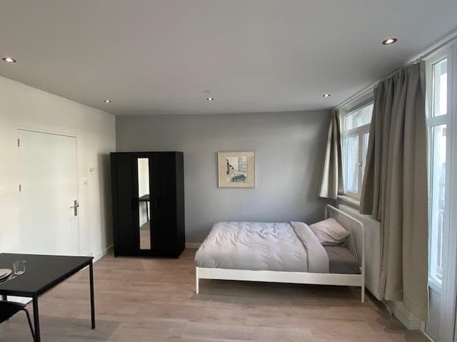 Image accompanying room listing