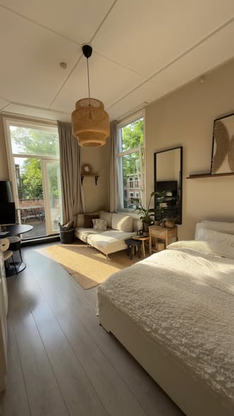 Image accompanying room listing