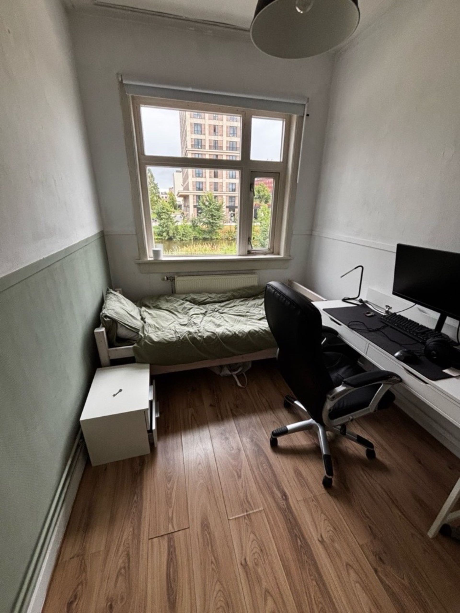 Image accompanying room listing