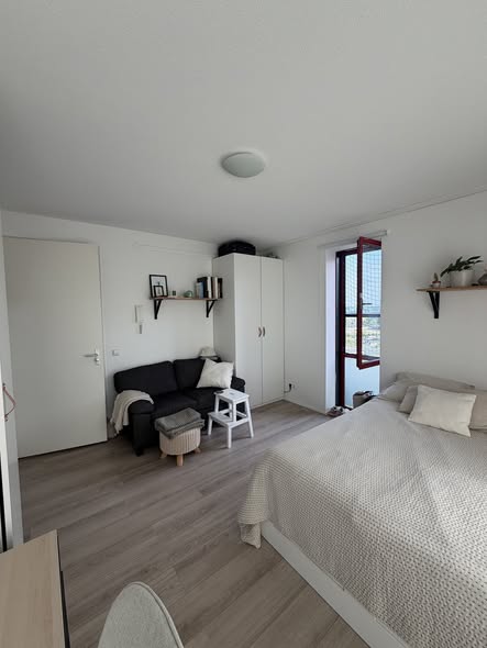 Image accompanying room listing