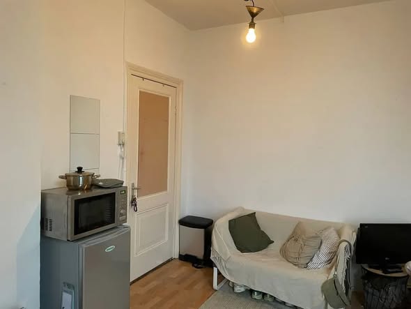 Image accompanying room listing