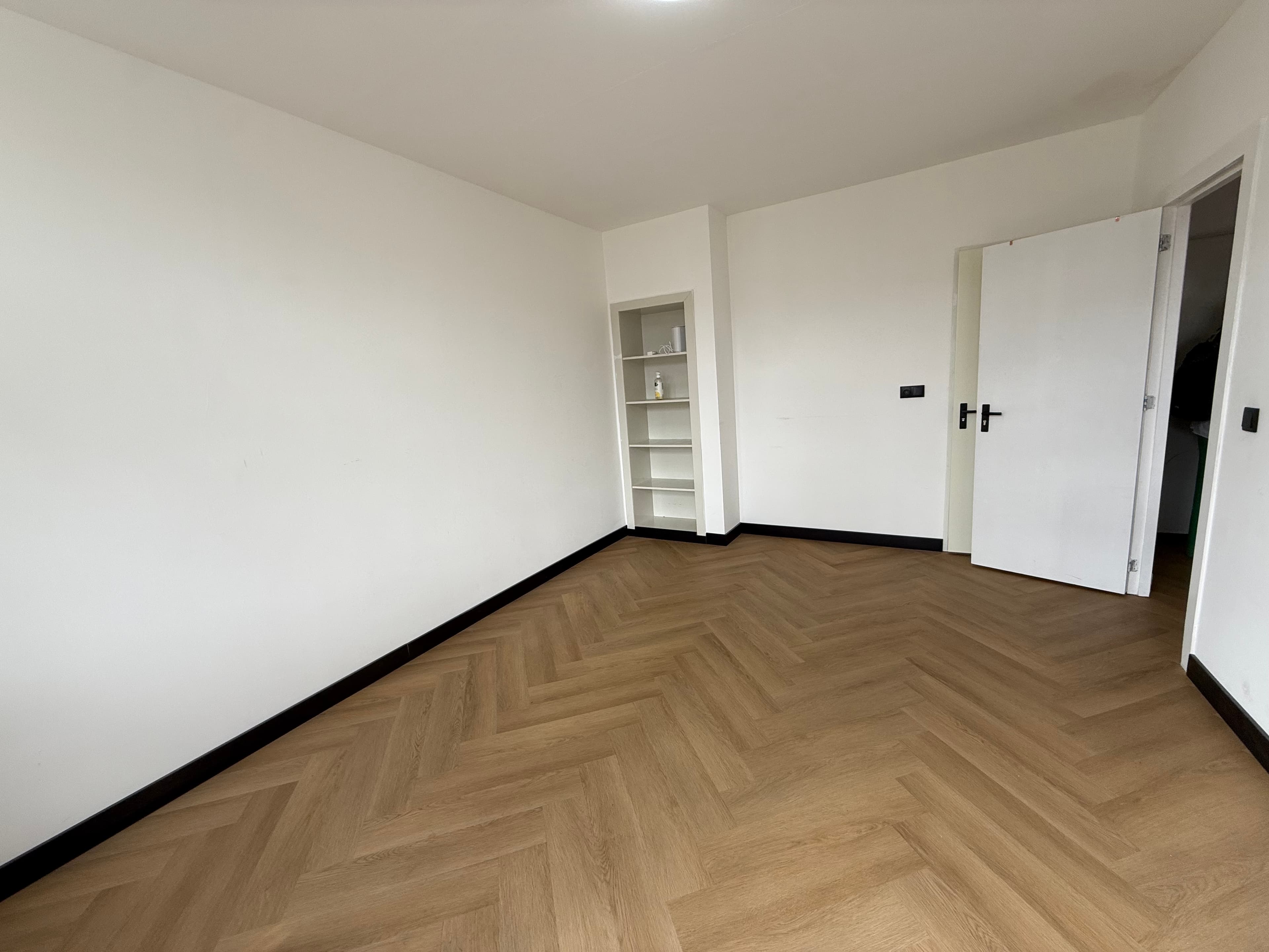 Image accompanying room listing