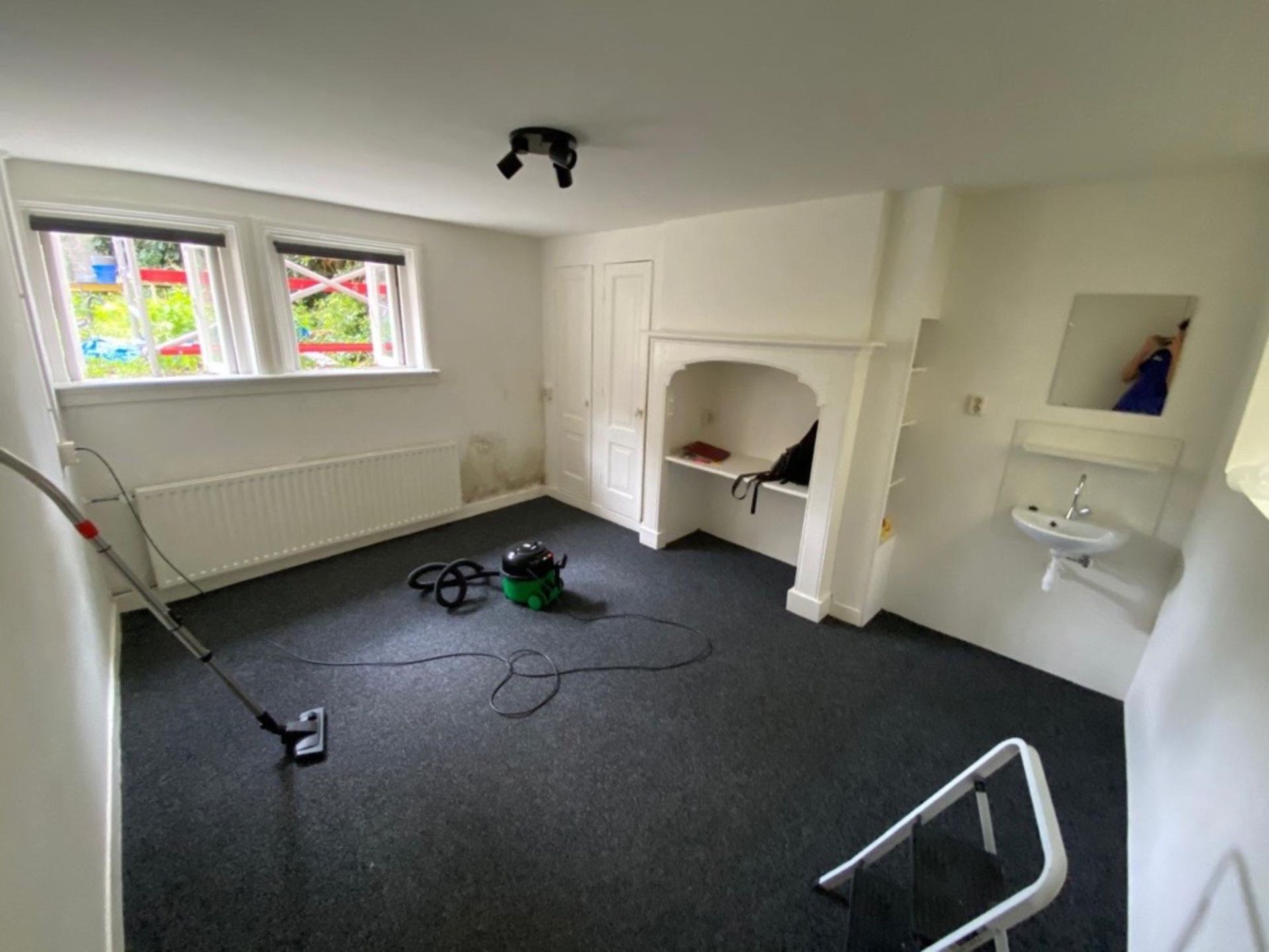 Image accompanying room listing
