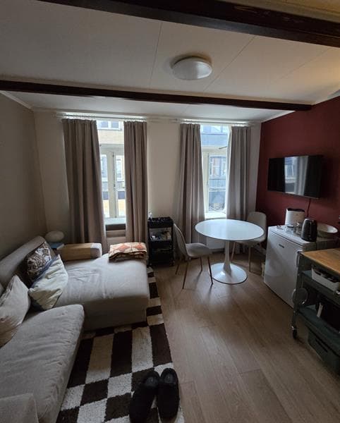 Image accompanying room listing